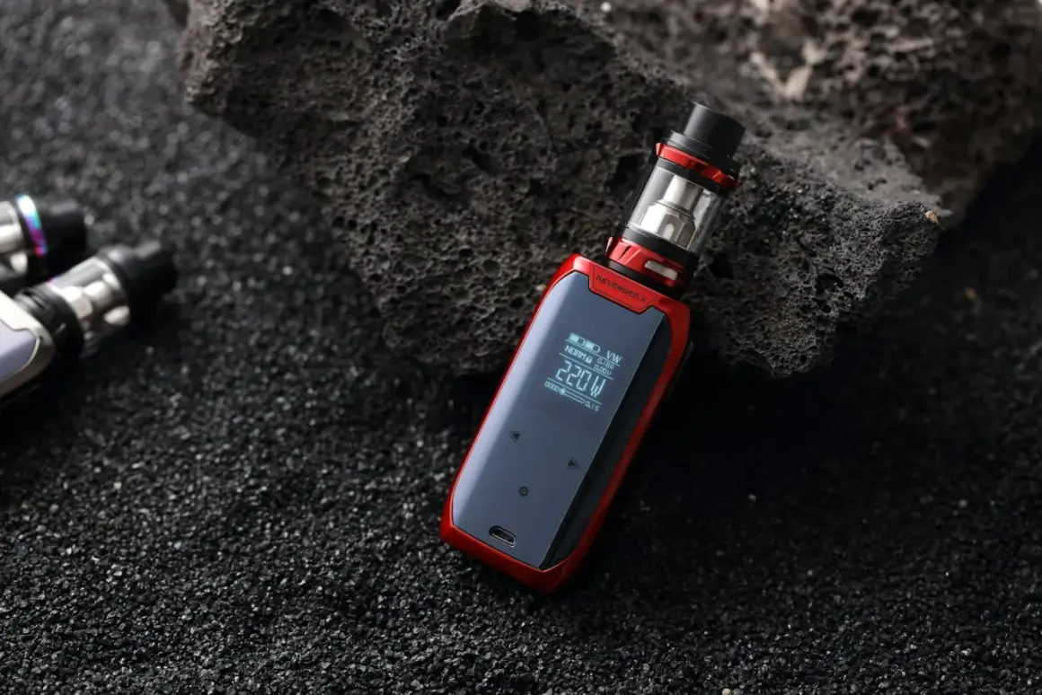 Mod électronique rouge sur fond noir. Apprenez comment débloquer une cigarette électronique pour une vape personnalisée.