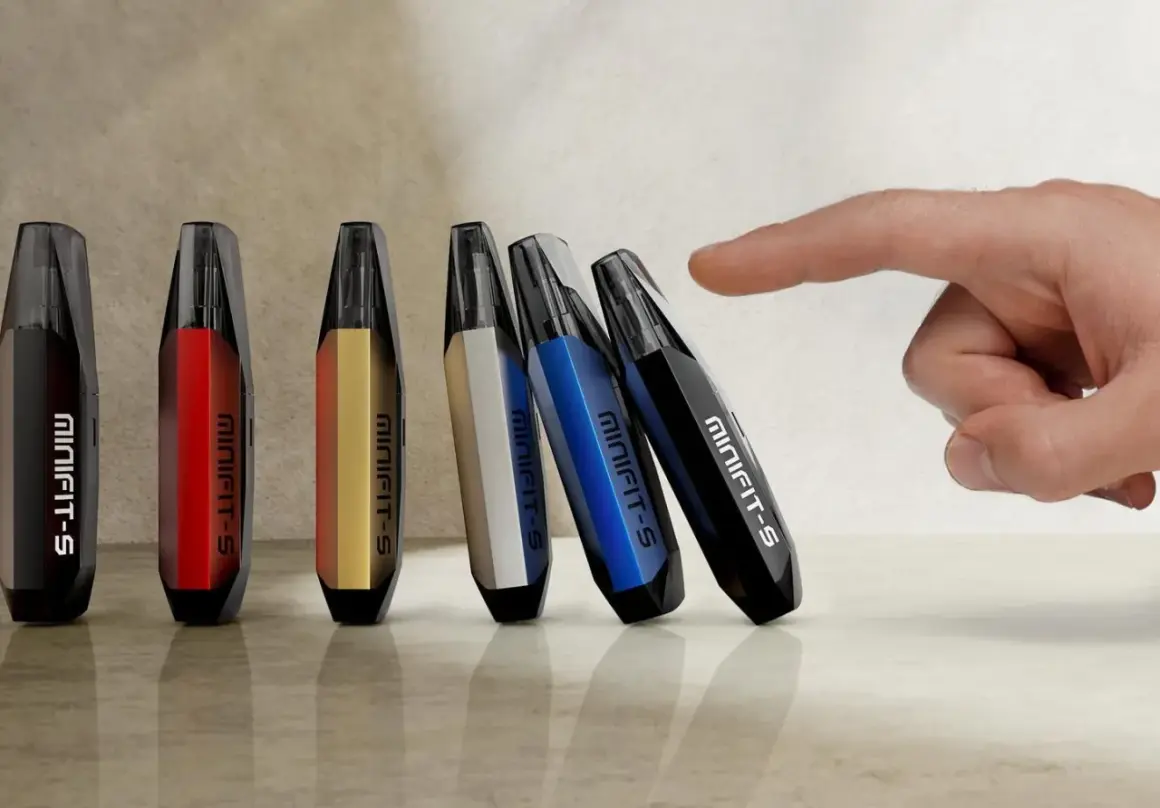 Une main effleure une rangée de pods colorés, chacun portant la mention "MINIFIT-S". C'est quoi un pod ? Ces petits appareils élégants sont prêts à l'emploi.