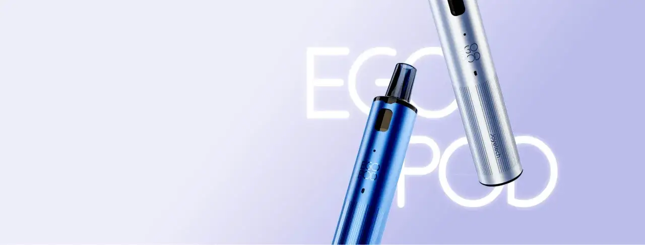 Deux cigarettes électroniques Joyetech ego pod, l'une bleue, l'autre argentée, sur fond pastel.