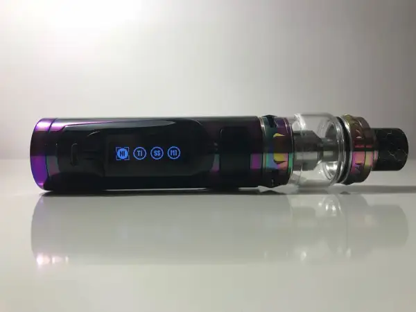 Vape Eleaf Pico aux couleurs irisées, avec écran bleu affichant les modes NI, TI, SS, M1.