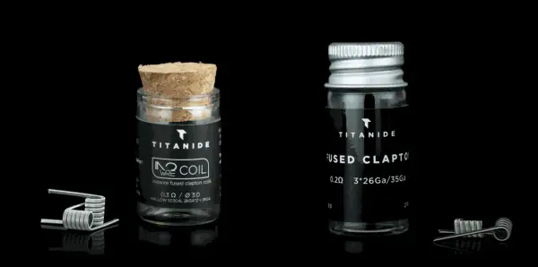 Deux flacons de coils pour cigarette électronique, dont un "inowire fused clapton coils", sur fond noir.