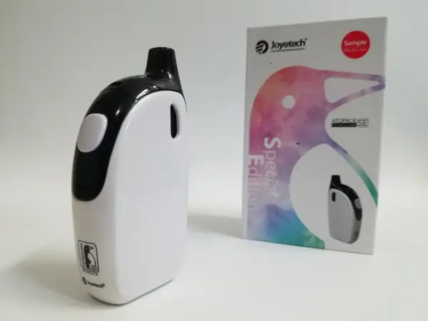 Cigarette électronique Joyetech ATOPACK PENGUIN SE, édition spéciale, avec son emballage coloré.