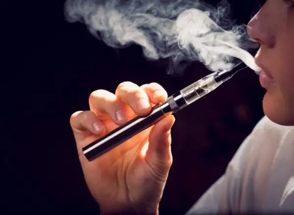 Une personne utilise une cigarette électronique, un pas vers le sevrage du vapotage et de la nicotine.