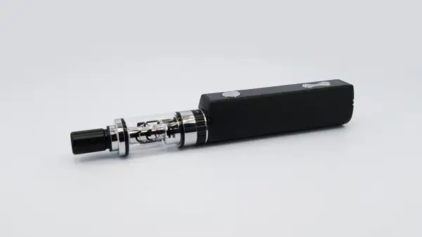 Cigarette électronique noire, modèle Justfog Q16 Pro, avec réservoir en verre et embout buccal. Avis sur ce produit.