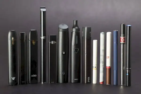 Collection de cigarettes électroniques de différentes marques et modèles, certaines ressemblant à des stylos.