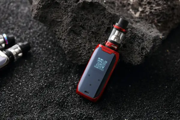 Mod électronique rouge sur fond noir. Apprenez comment débloquer une cigarette électronique pour une vape personnalisée.