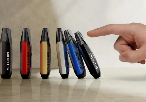 Une main effleure une rangée de pods colorés, chacun portant la mention "MINIFIT-S". C'est quoi un pod ? Ces petits appareils élégants sont prêts à l'emploi.